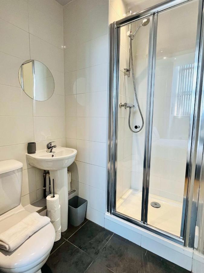 Apartment Bright And Spacious 2 Bed Apt - Sleeps Up To 6 *