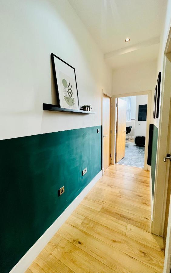 Bright And Spacious 2 Bed Apt - Sleeps Up To 6 *