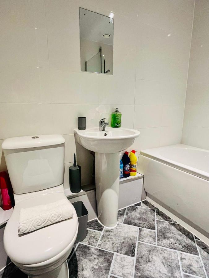 Bright And Spacious 2 Bed Apt - Sleeps Up To 6 * Manchester