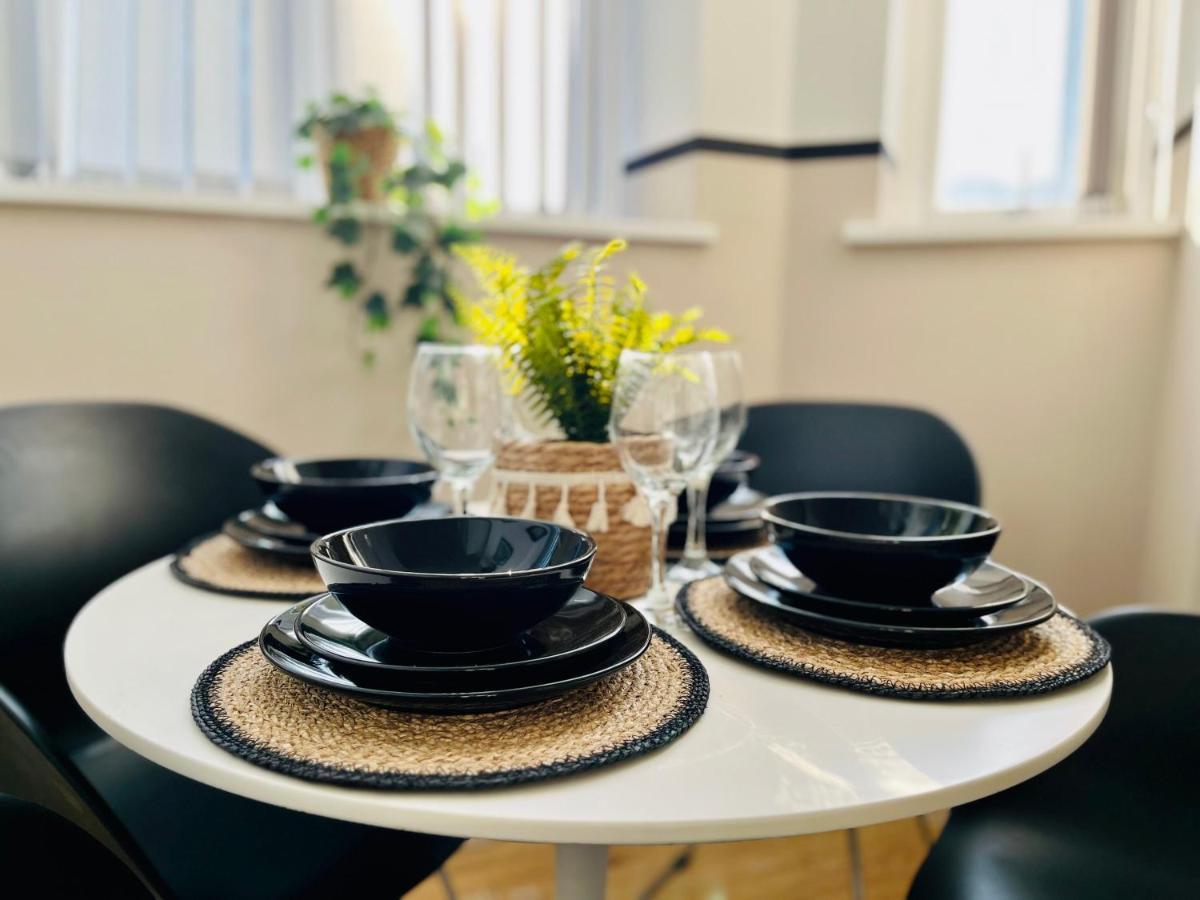 Bright And Spacious 2 Bed Apt - Sleeps Up To 6 Apartment