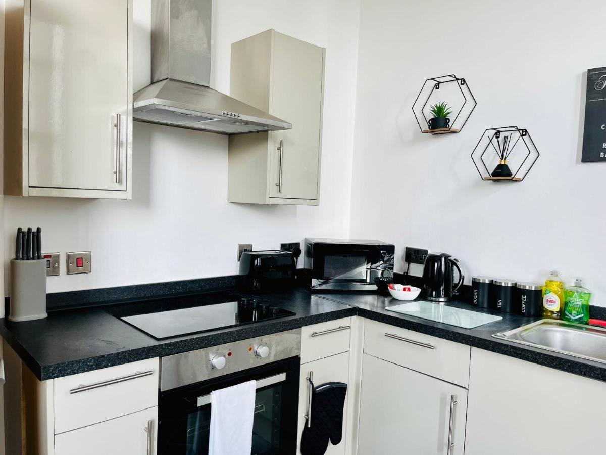 Bright And Spacious 2 Bed Apt - Sleeps Up To 6 *