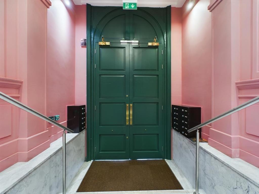 M1 Centre 3 Bed 3 Bath Luxe Penthouse *