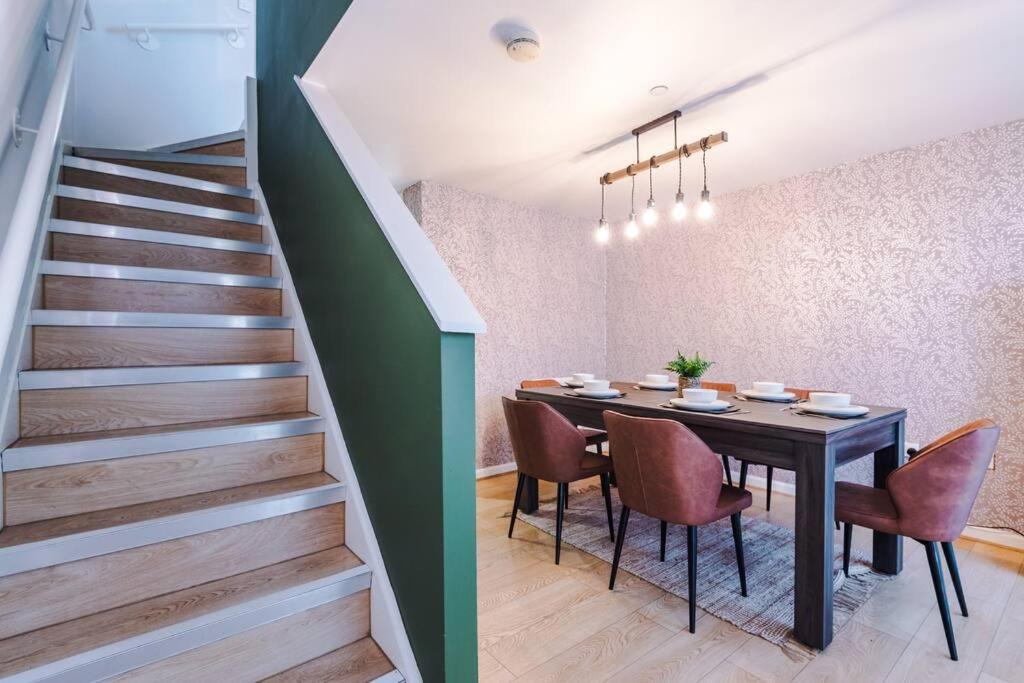 Tranquil 3 Bedroom Retreat With Parking Manchester
