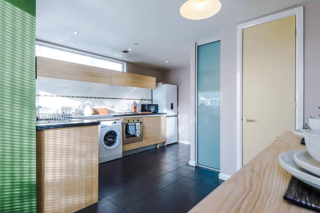 Vakantiehuis Tranquil 3 Bedroom Retreat With Parking Manchester
