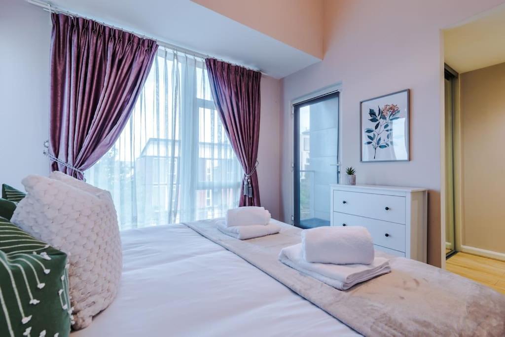 Tranquil 3 Bedroom Retreat With Parking Manchester
