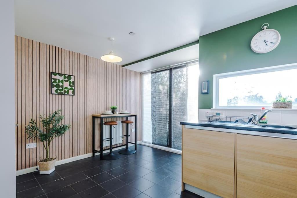 Tranquil 3 Bedroom Retreat With Parking