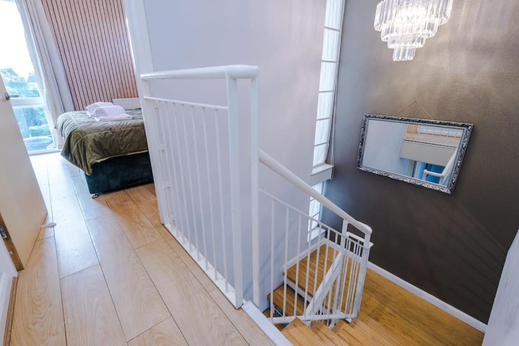 Tranquil 3 Bedroom Retreat With Parking Manchester
