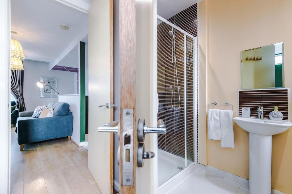 Vakantiehuis Tranquil 3 Bedroom Retreat With Parking