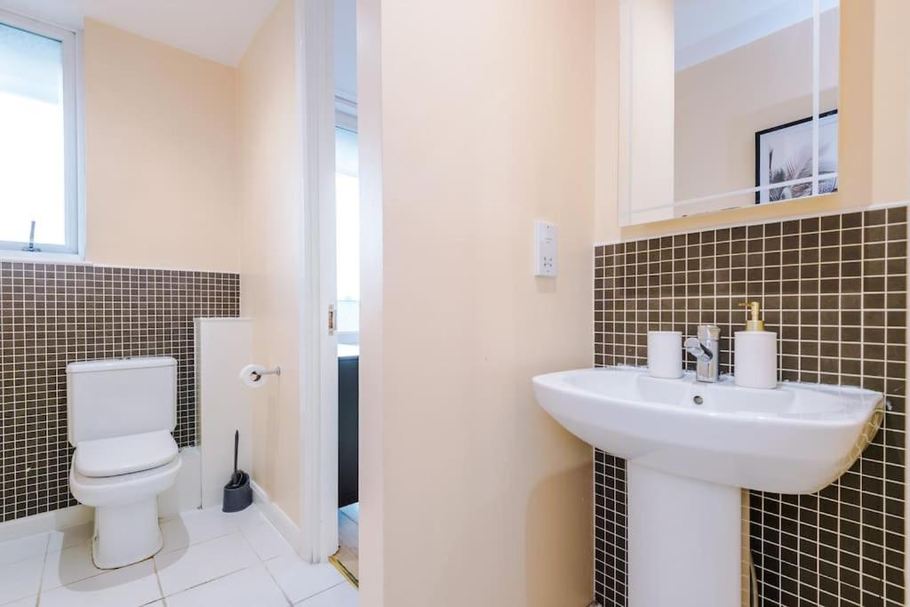 Vakantiehuis Tranquil 3 Bedroom Retreat With Parking Manchester