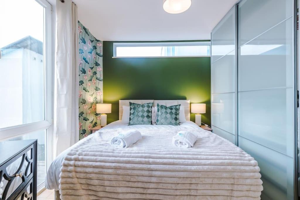 Tranquil 3 Bedroom Retreat With Parking Manchester