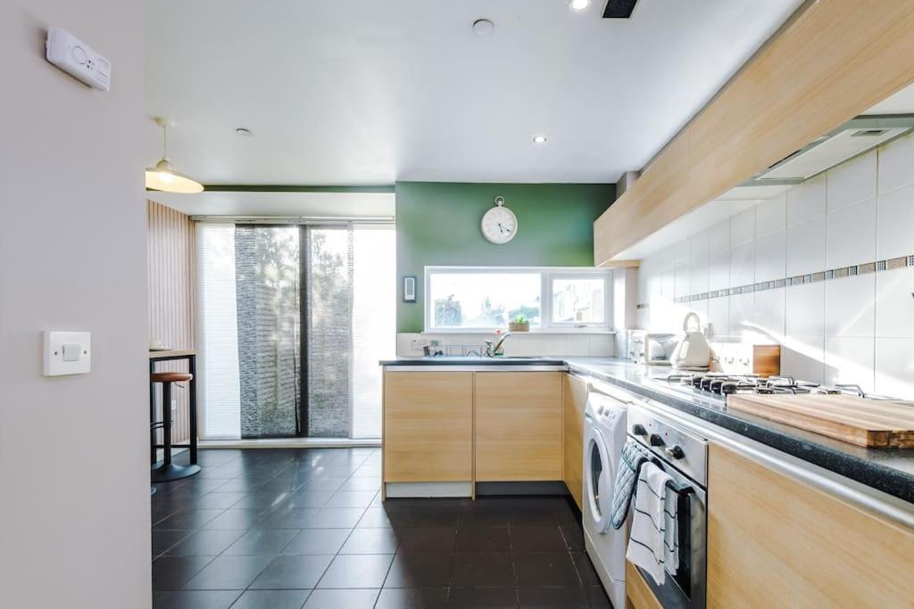 Tranquil 3 Bedroom Retreat With Parking