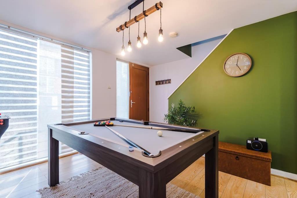 Tranquil 3 Bedroom Retreat With Parking * Manchester
