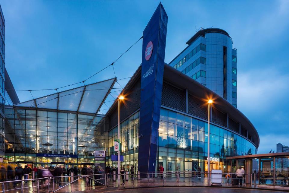 Bed & Breakfast Royal At Coop Live Etihad, Sports *