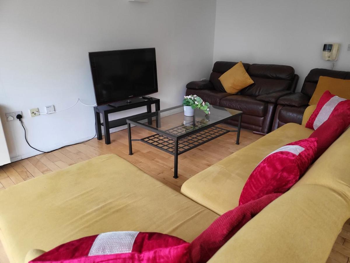 Apartment Luxury 2 Bed Apt On River, Wifi, Parking, Garden Manchester