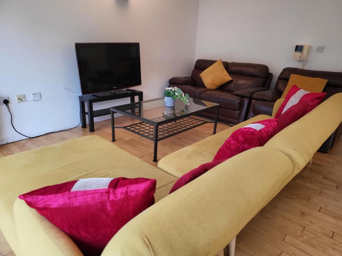 Luxury 2 Bed Apt On River, Wifi, Parking, Garden Apartment