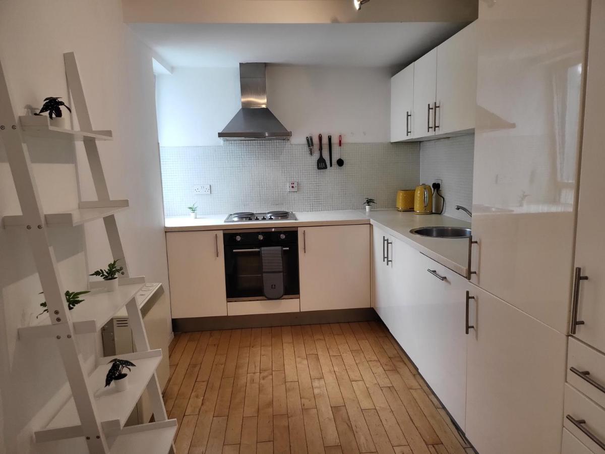 Luxury 2 Bed Apt On River, Wifi, Parking, Garden Apartment *