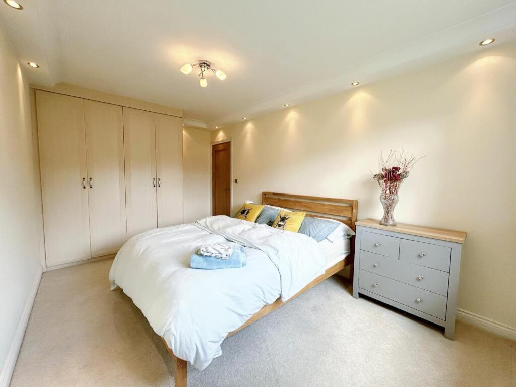 3 Chatsworth Road, Worsley Holiday home