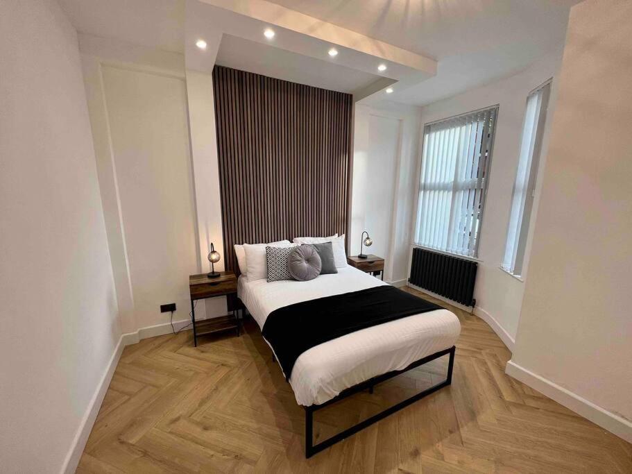 Modern Centre Townhouse Sleeps 10 & Parking Manchester