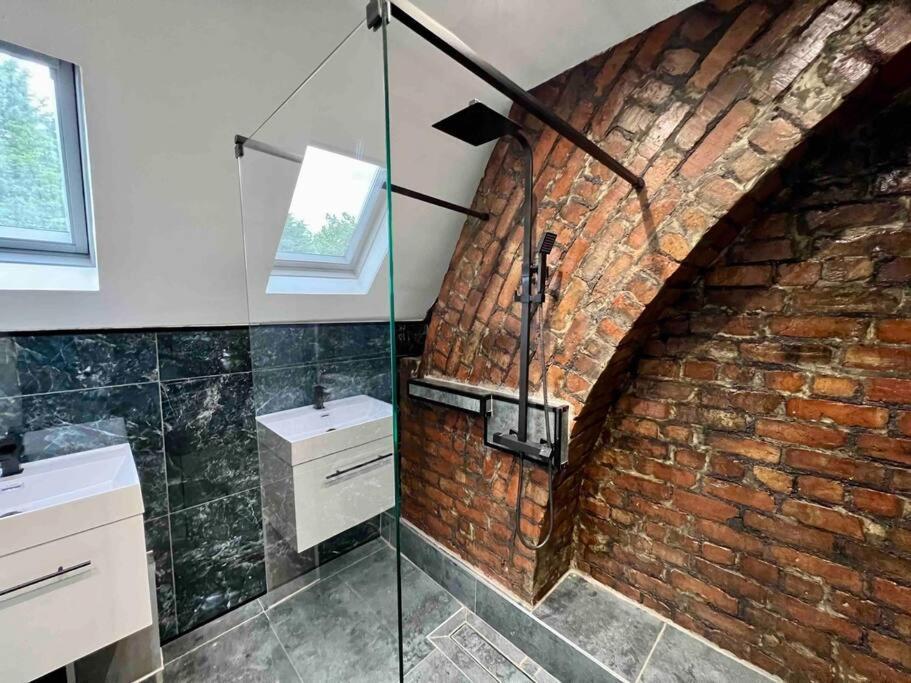 Modern Centre Townhouse Sleeps 10 & Parking