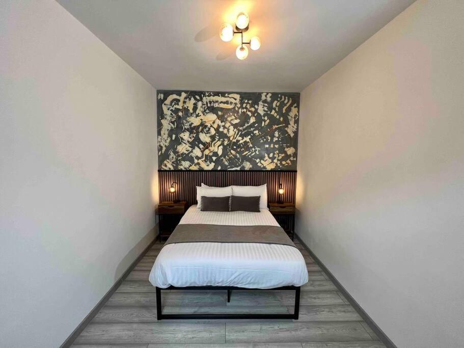 Modern Centre Townhouse Sleeps 10 & Parking Holiday home *