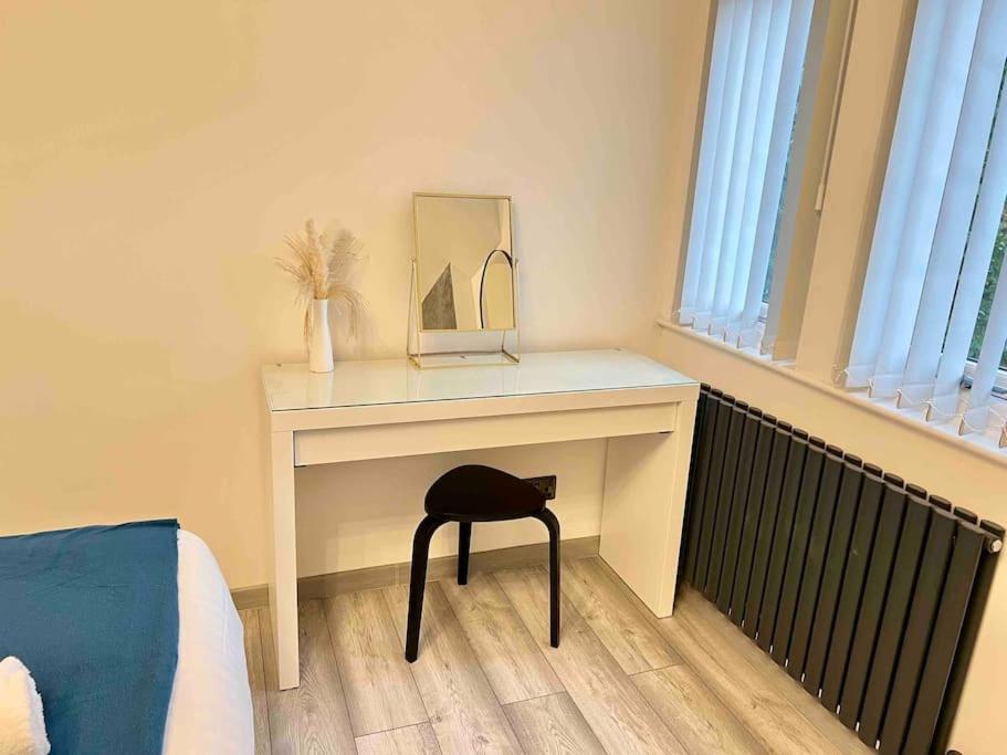 Modern Centre Townhouse Sleeps 10 & Parking * Manchester