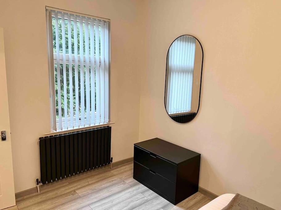 Modern Centre Townhouse Sleeps 10 & Parking Holiday home Manchester