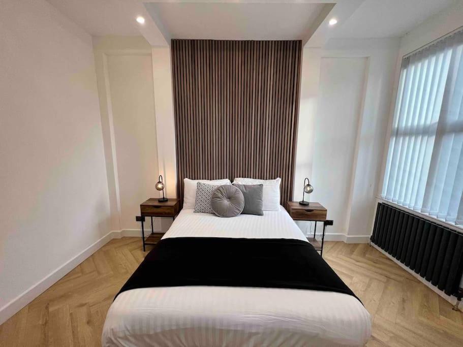 Modern Centre Townhouse Sleeps 10 & Parking Manchester