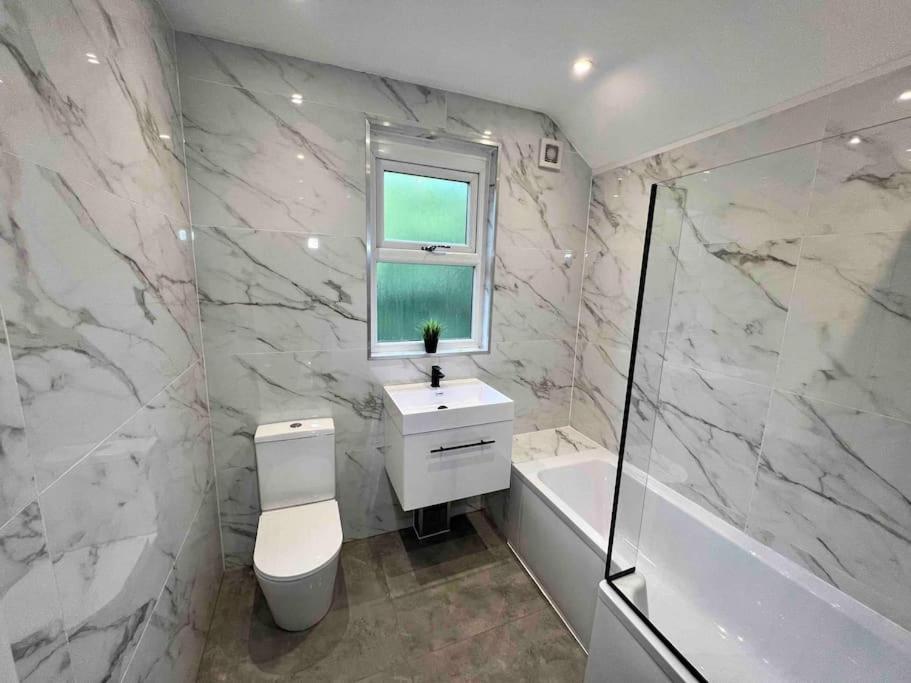 Modern Centre Townhouse Sleeps 10 & Parking Holiday home