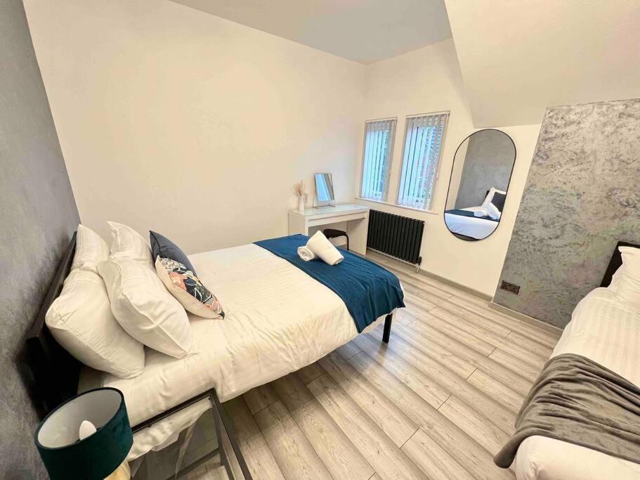 Modern Centre Townhouse Sleeps 10 & Parking *