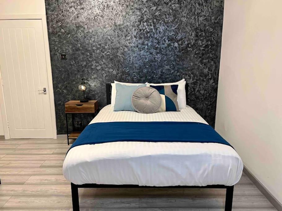 Modern Centre Townhouse Sleeps 10 & Parking