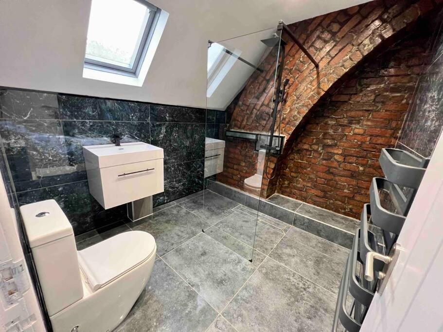 Modern Centre Townhouse Sleeps 10 & Parking