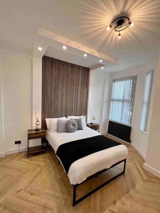 Modern Centre Townhouse Sleeps 10 & Parking * Manchester