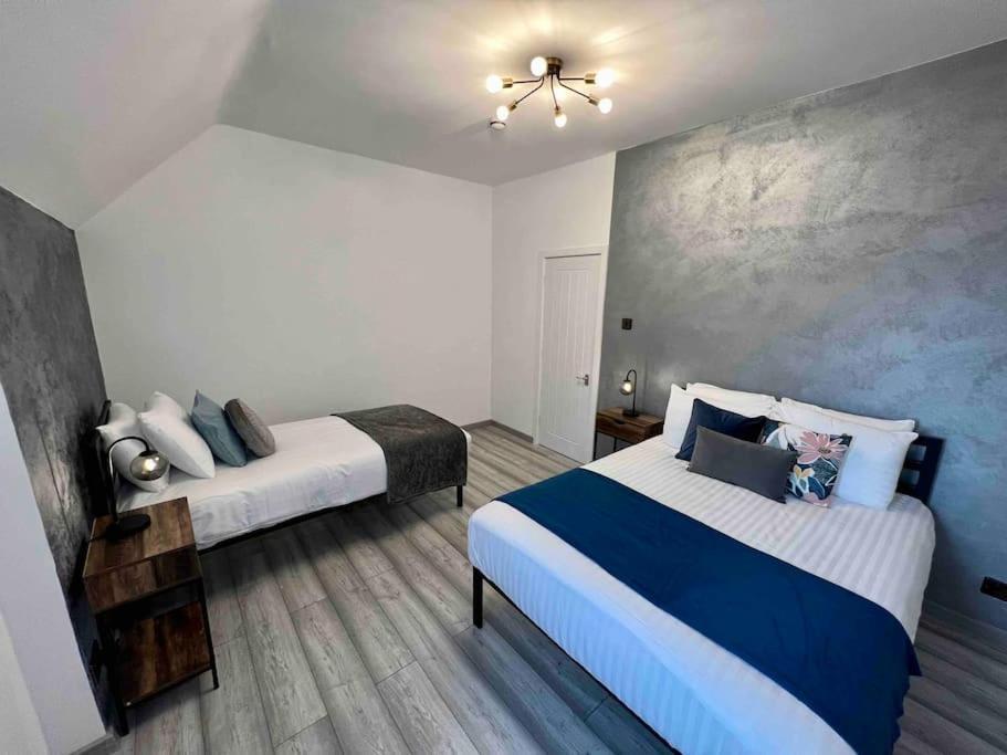 Modern Centre Townhouse Sleeps 10 & Parking Holiday home Manchester