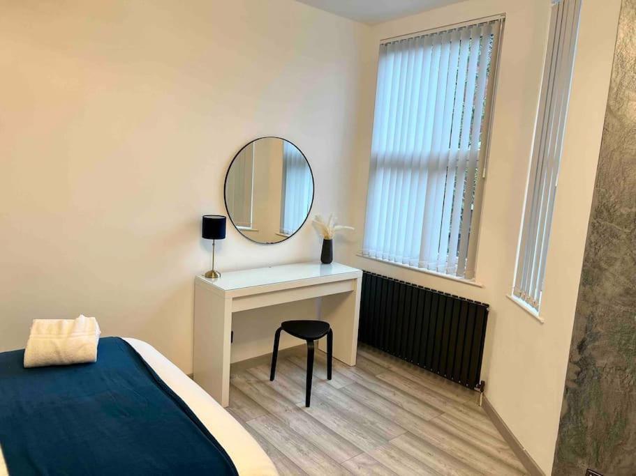 Holiday home Modern Centre Townhouse Sleeps 10 & Parking *