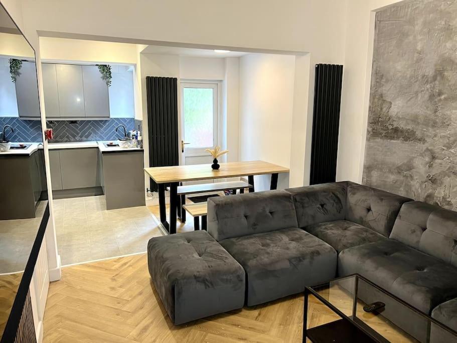 Holiday home Modern Centre Townhouse Sleeps 10 & Parking Manchester