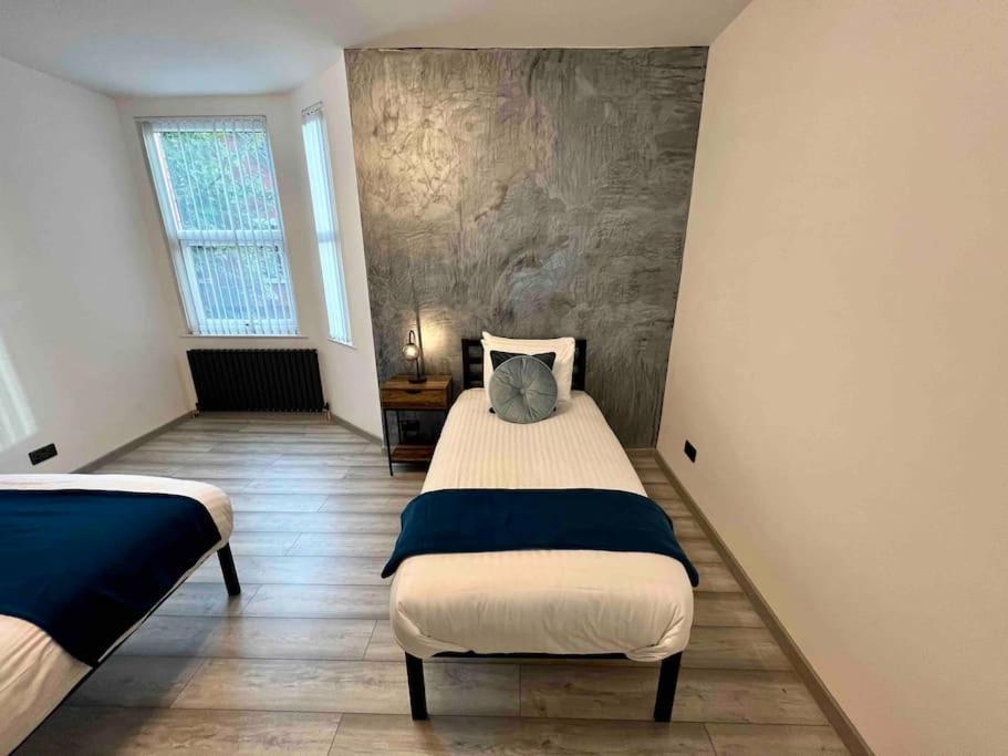 Modern Centre Townhouse Sleeps 10 & Parking * Manchester