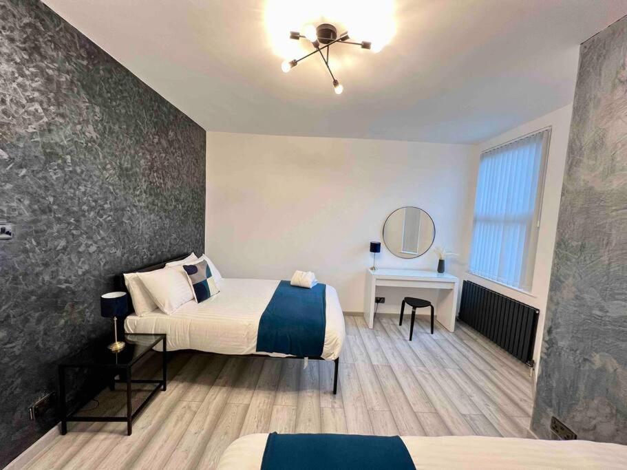 Holiday home Modern Centre Townhouse Sleeps 10 & Parking Manchester