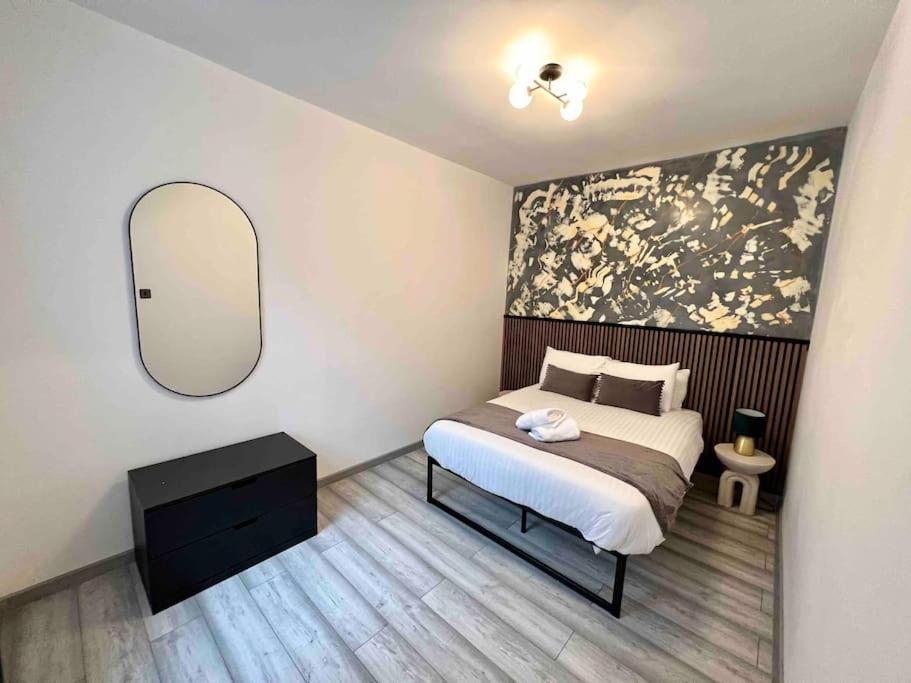 Modern Centre Townhouse Sleeps 10 & Parking Manchester