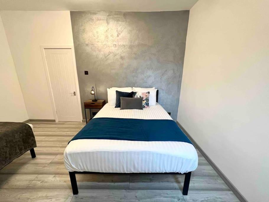 Modern Centre Townhouse Sleeps 10 & Parking *