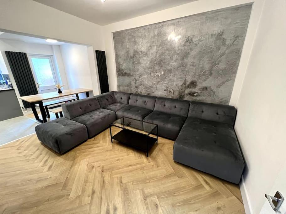Modern Centre Townhouse Sleeps 10 & Parking