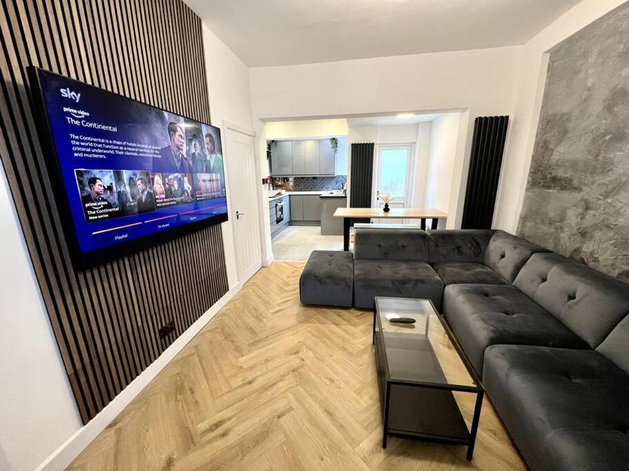 Modern Centre Townhouse Sleeps 10 & Parking Holiday home *