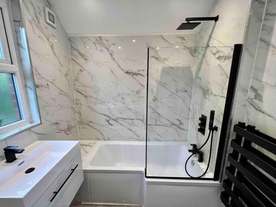 Modern Centre Townhouse Sleeps 10 & Parking * Manchester