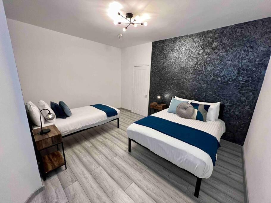 Holiday home Modern Centre Townhouse Sleeps 10 & Parking