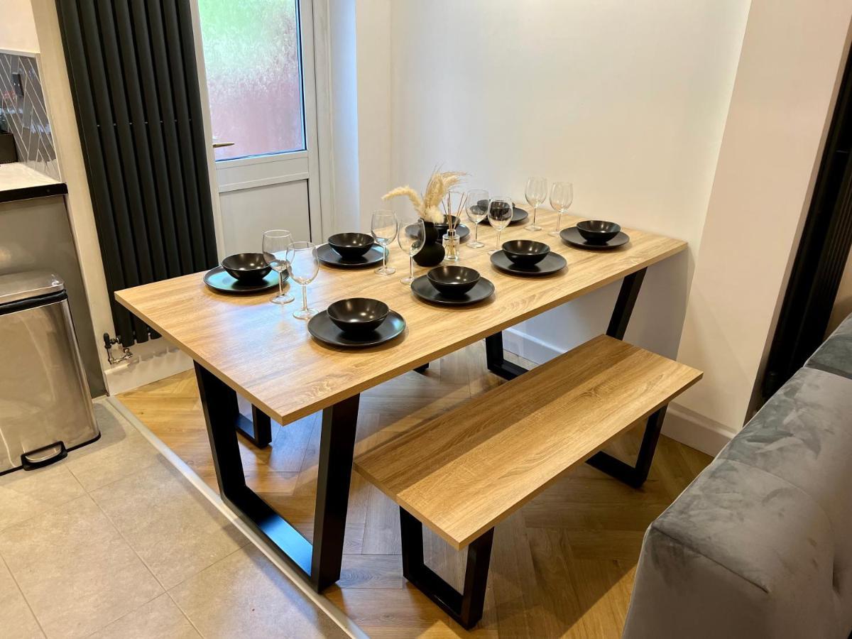 Modern Centre Townhouse Sleeps 10 & Parking Holiday home *