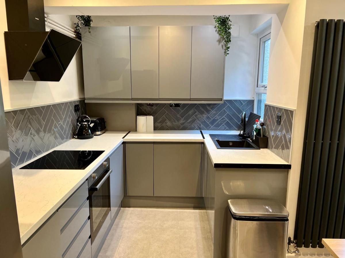 Modern Centre Townhouse Sleeps 10 & Parking Holiday home Manchester