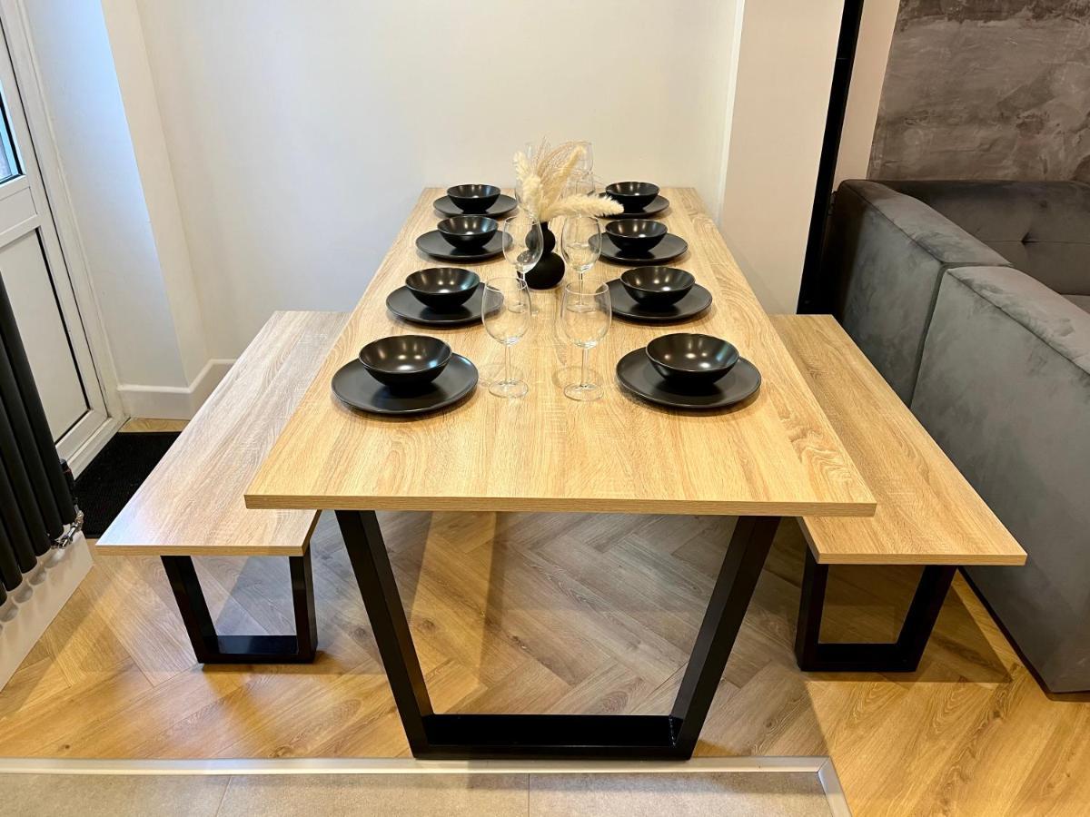 Modern Centre Townhouse Sleeps 10 & Parking * Manchester