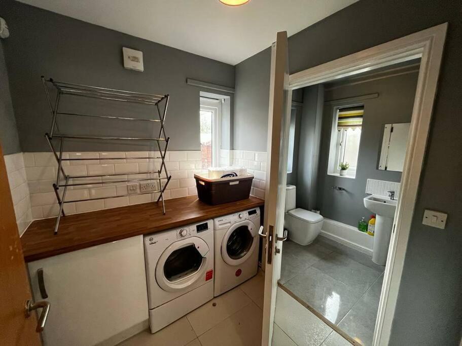 Deluxe 4 Bed House Near The Etihad By Snoozystays