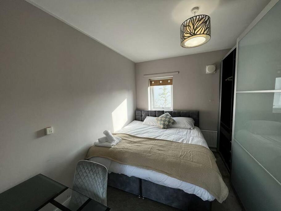 Deluxe 4 Bed House Near The Etihad By Snoozystays Vakantiehuis *