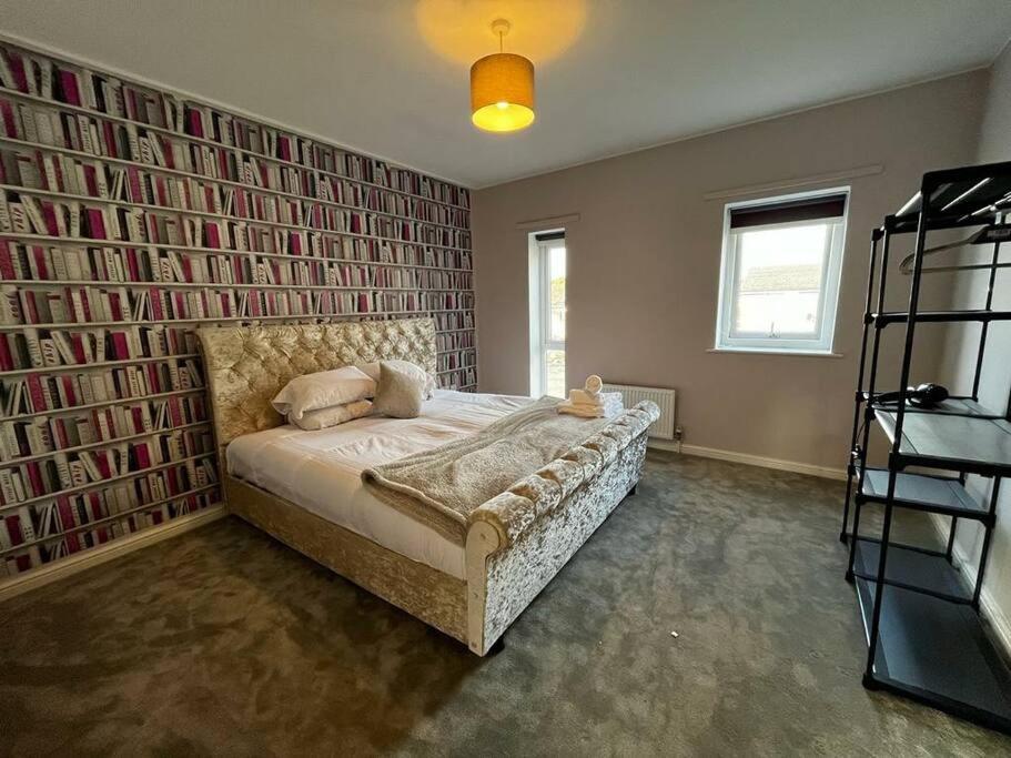 Deluxe 4 Bed House Near The Etihad By Snoozystays Vakantiehuis