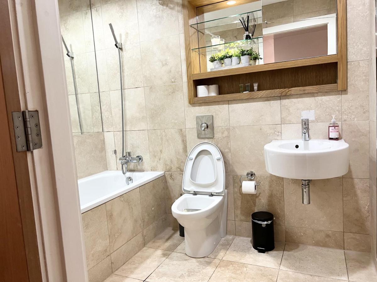 Free Parking 2 Bedroom Apartment *